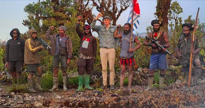 Pilot Susi Air Philips Mark Methrtens bersama kelompok kriminal bersenjata (KKB) Organisasi Papua Merdeka (OPM). -KKB OPM-