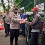 Jajaran Polresta Bogor Kota saat membagikan paket takjil buka puasa kepada sejumlah tukang becak disekitar Polsek Bogor Barat, Kamis (13/4). (Yudha Prananda / Jabar Ekspres)