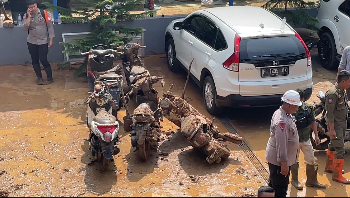 7 Motor dan 5 Mobil berhasil Dievakuasi Akibat tertimbun Tanah Longsor di Paseh Kabupaten Bandung. Foto Agi Jabarekspres