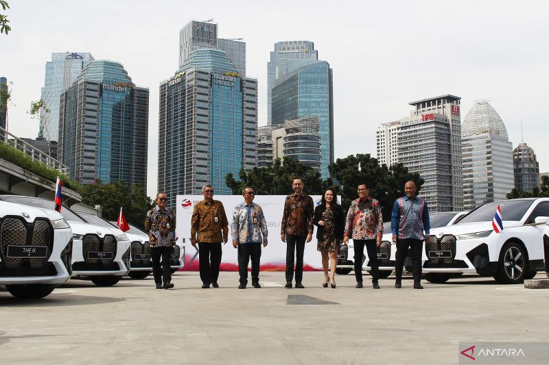 BMW Handed Over 13 Units of iX Electric Cars to Support the ASEAN Summit
