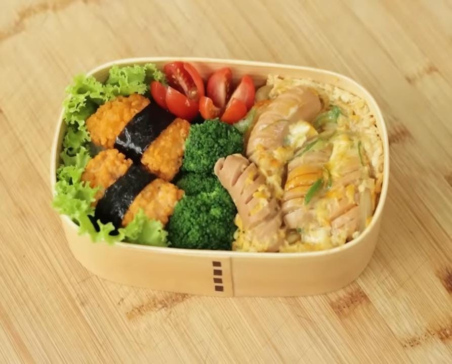 Enak! Resep Nasi Sosis Telur Jepang ‘Oyakodon & Nugget Nigiri’