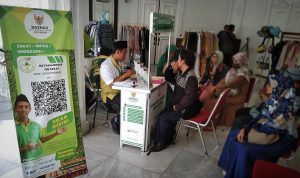 Sejumlah warga saat membayar zakat fitrah di Gerai Zakat Baznas Kota Bogor yang dibuka di Balai Kota Bogor, Selasa (11/4) Sore. (Yudha Prananda / Jabar Ekspres)