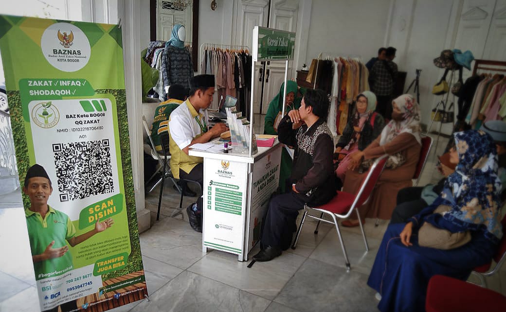 Sejumlah warga saat membayar zakat fitrah di Gerai Zakat Baznas Kota Bogor yang dibuka di Balai Kota Bogor, Selasa (11/4) Sore. (Yudha Prananda / Jabar Ekspres)