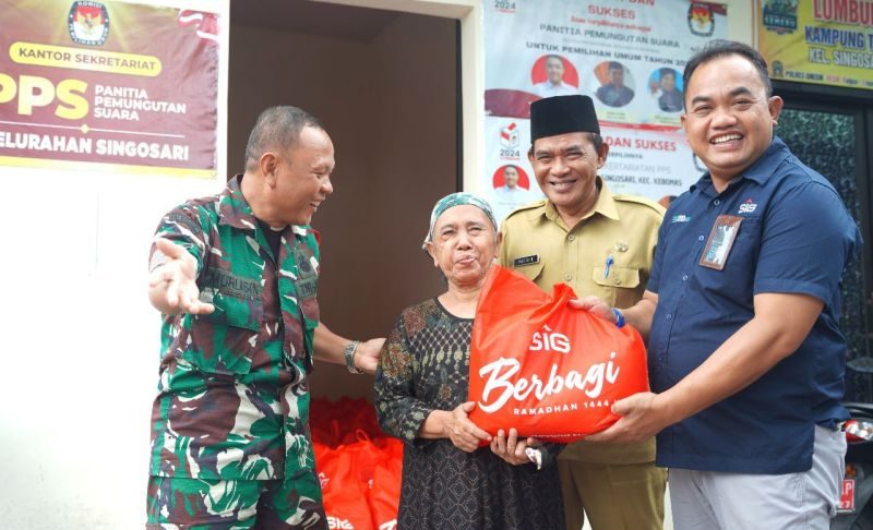 PT Semen Indonesia Tbk Distributes 1,535 Food Packages