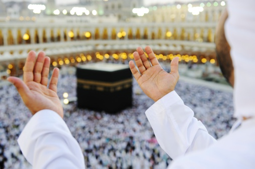 Seseorang yang berdoa di Masjidil Haram