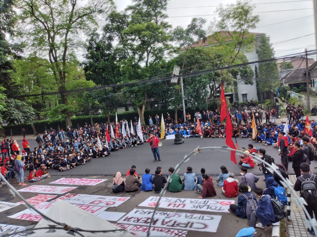 Ratusan massa dari mahasiswa saat menggelar aksi unjuk rasa di depan gedung DPRD Jabar, Senin (10/4). (Hendrik Muchlison/Jabar Ekspres)