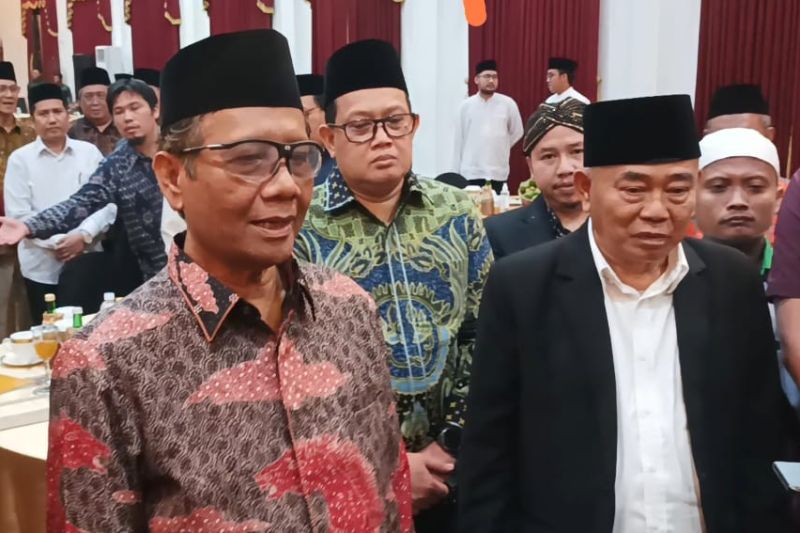 Menko Polhukam Mahfud MD (kiri) didampingi pengasuh Ponpes Amanatul Ummah KH Asep Saifuddin Chalim menyampaikan keterangan pers di Surabaya, Sabtu (29/4/2023) malam. (ANTARA/Hanif Nashrullah)