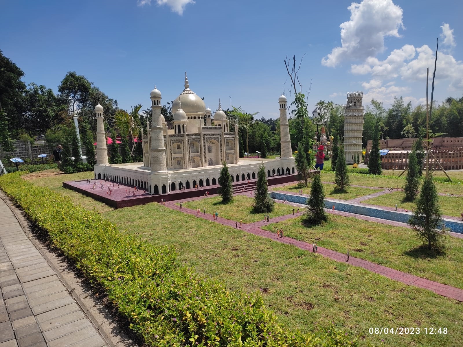 Mini Mania Lembang merupakan destinasi wisata yang mengusung tema taman miniatur landmark.