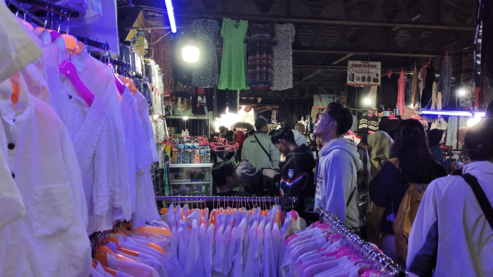 Jelang Lebaran Pasar Cimol Gedebage Dipadati Pengunjung