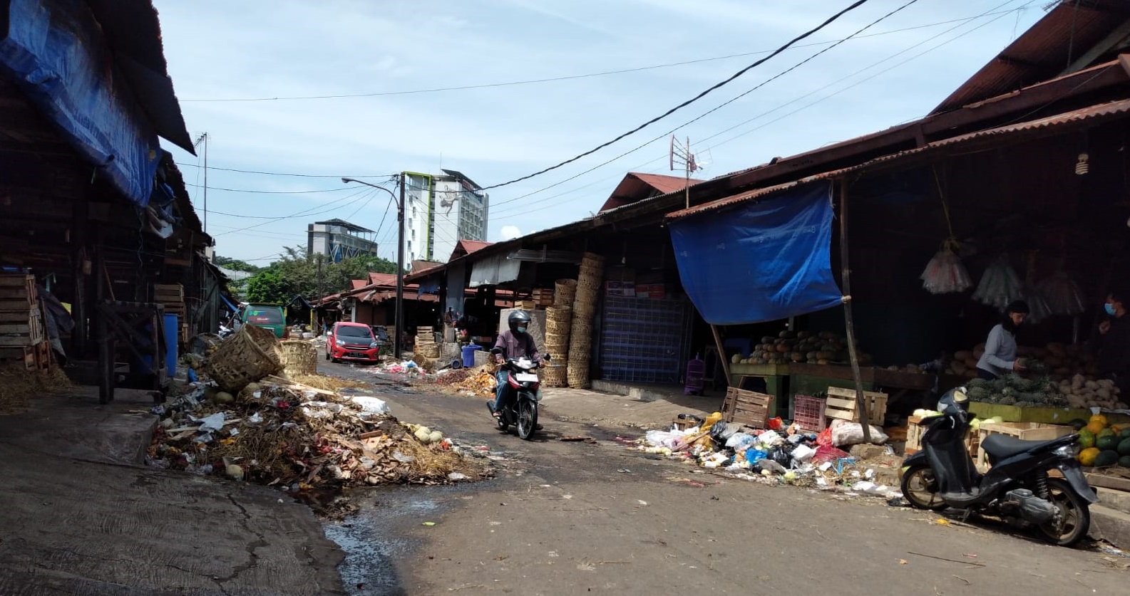 Persoalan sampah di Pasar Gedebage, Kota Bandung hingga saat ini belum ada solusi dari Pemkot Bandung. (SANDI/JABAR EKSPRES)