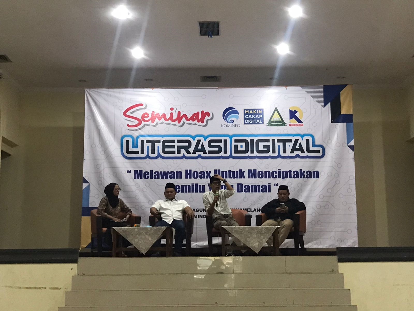 Seminar literasi digital dengan tema Melawan Hoaks Untuk Menciptakan Pemilu Yang Damai.