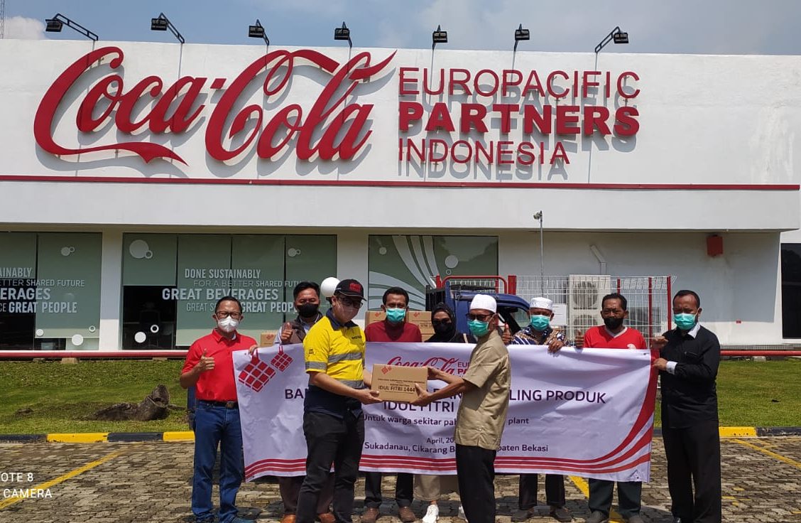 warga di Kabupaten Bekasi dan Sumedang menerima paket lebaran berupa sembako dari Coca-Cola Indonesia untuk rayakan Idulfitri