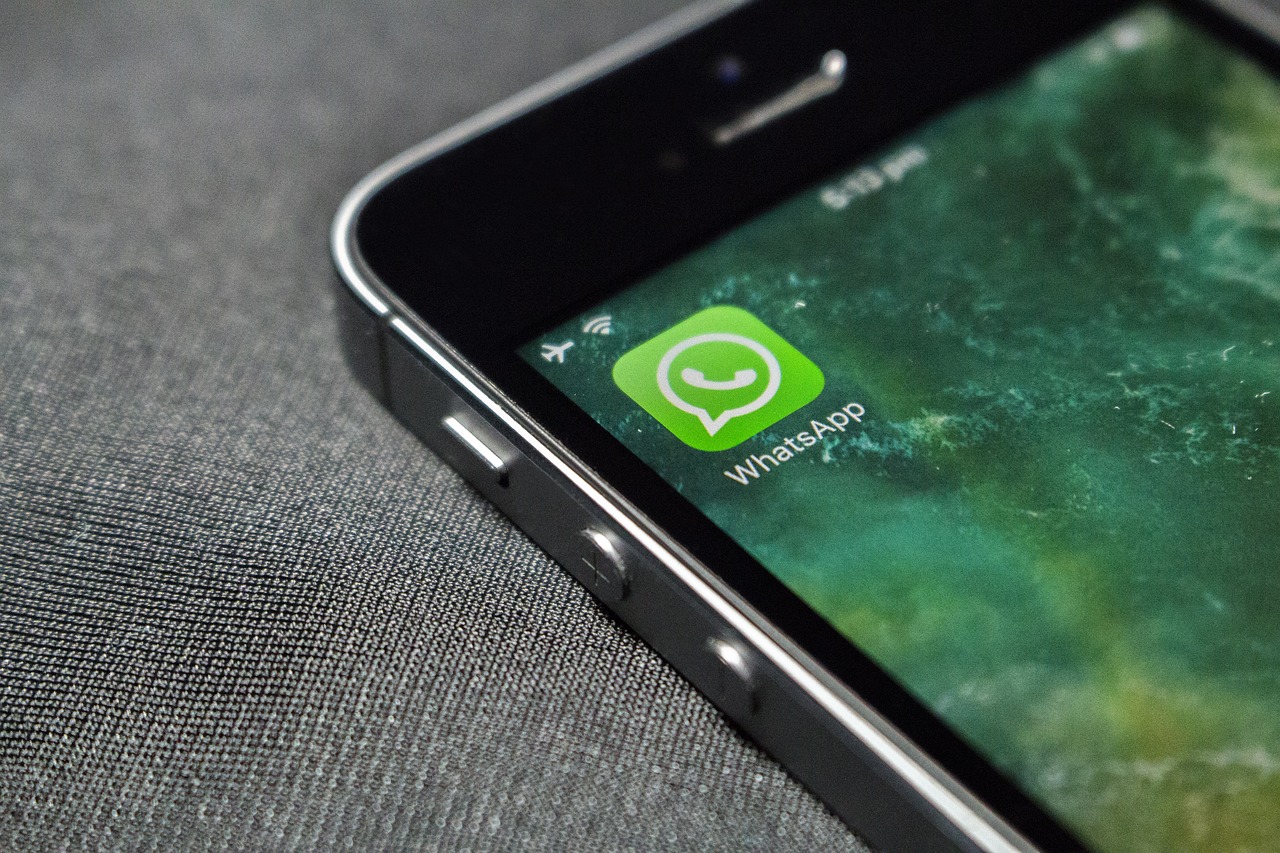 Whatsapp Akan Berikan Fitur Auto Pos ke Facebook