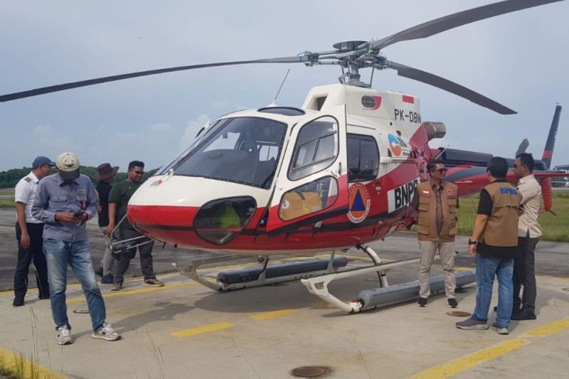 Badan Nasional Penanggulangan Bencana (BNPB) bantu satu unit helikopter untuk menggiatkan patroli dalam mengawasi kebakaran hutan dan lahan di Riau. Antara/HO-Humas BPBD Riau.