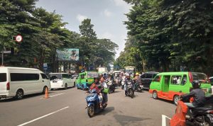 PADAT MERAYAP: Sejumlah kendaraan saat terjebak kemacetan di Simpang Lippo Kebun Raya Bogor Plaza, Jalan Raya Pajajaran, Kota Bogor. (YUDHA PRANANDA/JABAR EKSPRES)