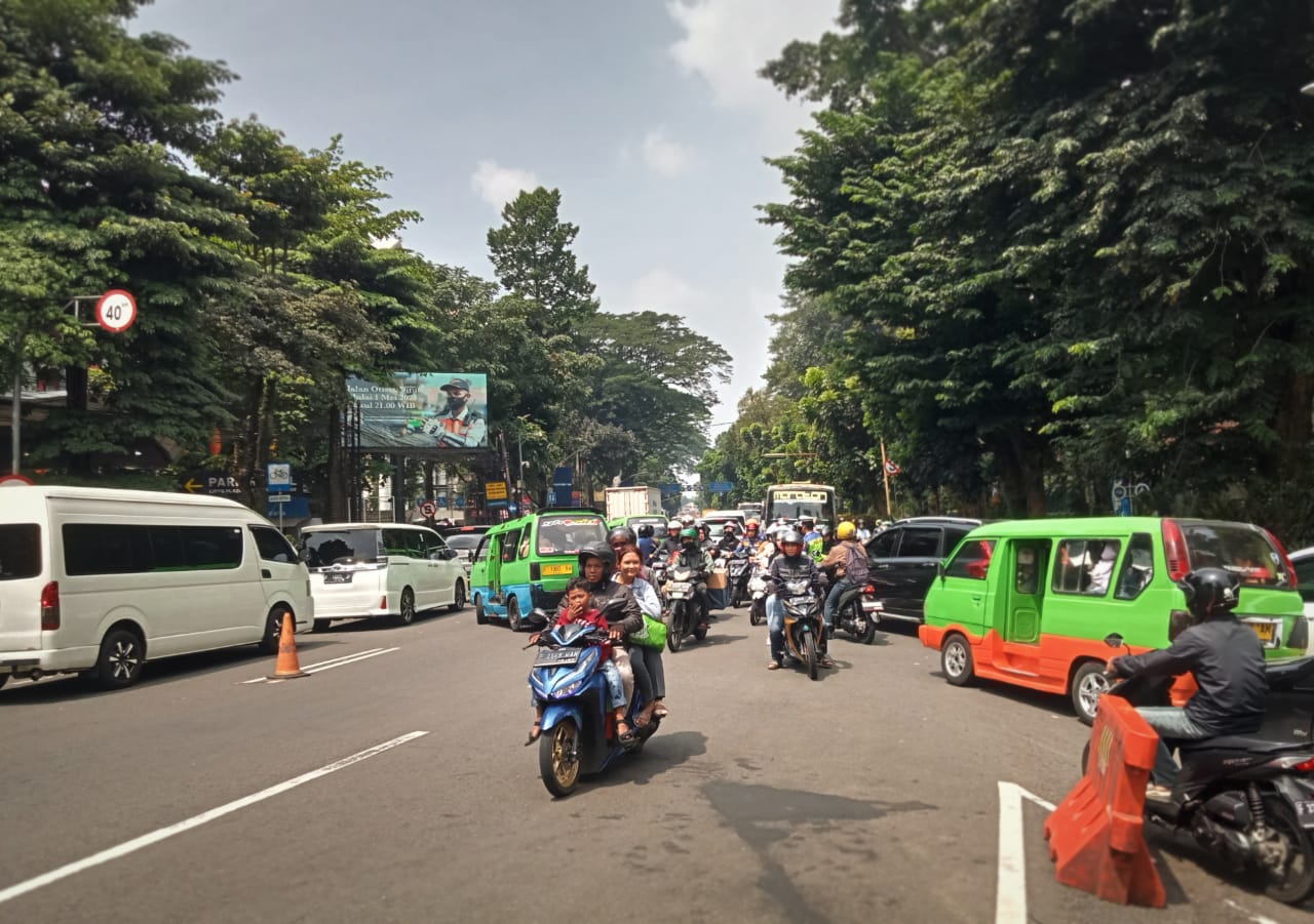 PADAT MERAYAP: Sejumlah kendaraan saat terjebak kemacetan di Simpang Lippo Kebun Raya Bogor Plaza, Jalan Raya Pajajaran, Kota Bogor. (YUDHA PRANANDA/JABAR EKSPRES)