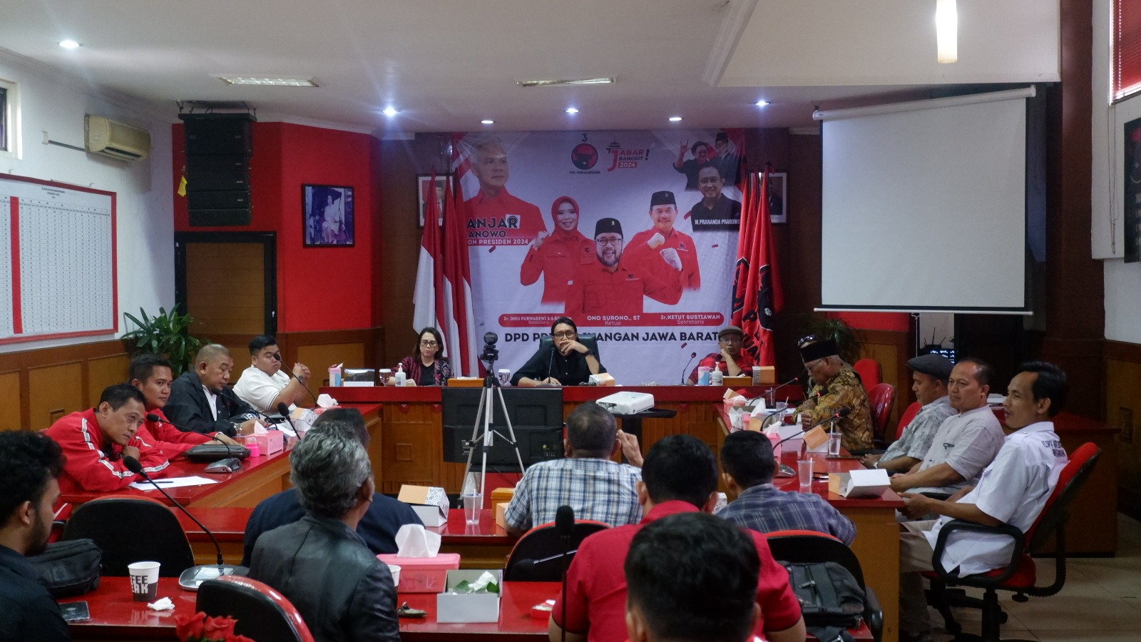 Ketua DPD PDI Perjuangan Ono Surono saat menerima para pedagang Pasar Banjaran Kantor DPD PDI Perjuangan Jawa Barat di Jalan Pelajar Pejuang 45 Kota Bandung, Minggu 7 Mei 2023.
