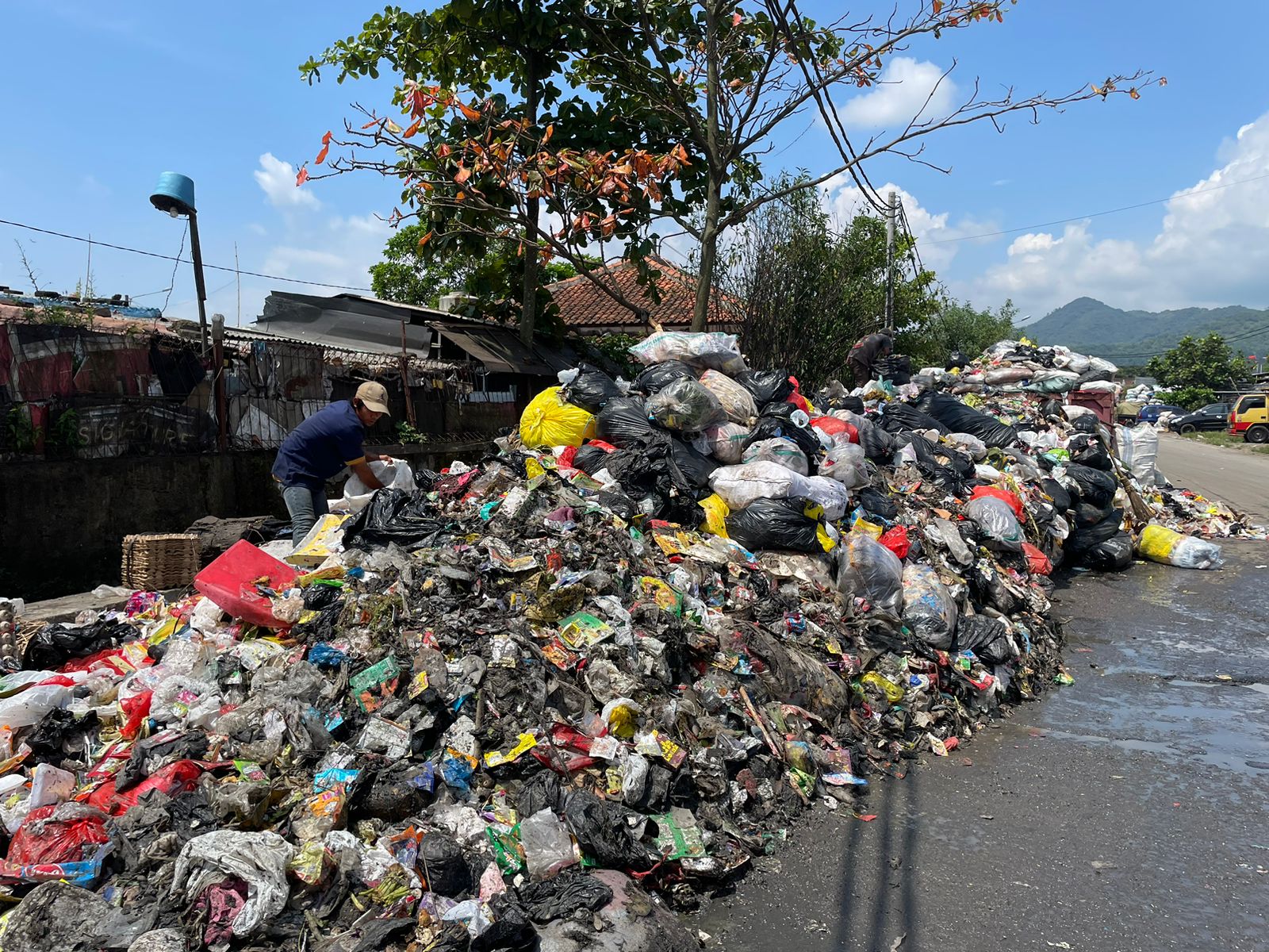 Kawasan Pasar Baleendah, Kabupaten Bandung kini menjadi tumpukan sampah lantaran tak terangkut sejak Januari 2023 lalu. (AGI/JABAR EKSPRES)