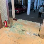 Pecahan kaca akibat dari penembakan yang terjadi di kantor MUI pada Selasa (2/5) siang. (ist)