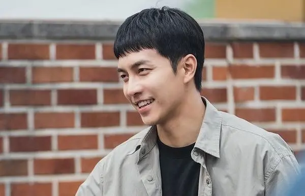 Lee Seung-gi Kembali Jadi Pembawa Acara Strong Heart League