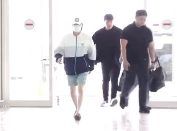 Suga BTS saat di Bandara Incheon Korea Selatan menuju Jakarta. Yang mau nonton konsernya, wajib hafal Lirik Lagu Amigdala - Suga BTS.