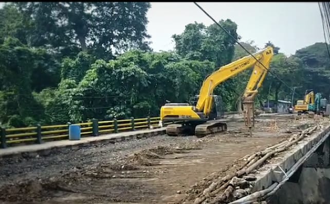 Satu unit ekskavator saat dikendalikan operator di area pembongkaran Jembatan Otista, Kota Bogor, Senin (8/5). (Yudha Prananda / Jabar Ekspres)