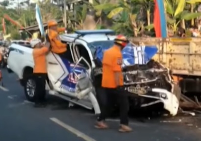 Proses evakuasi kecelakaan yang menimpa Wabup Pangandaran. (tangkapan layar video Youtube)