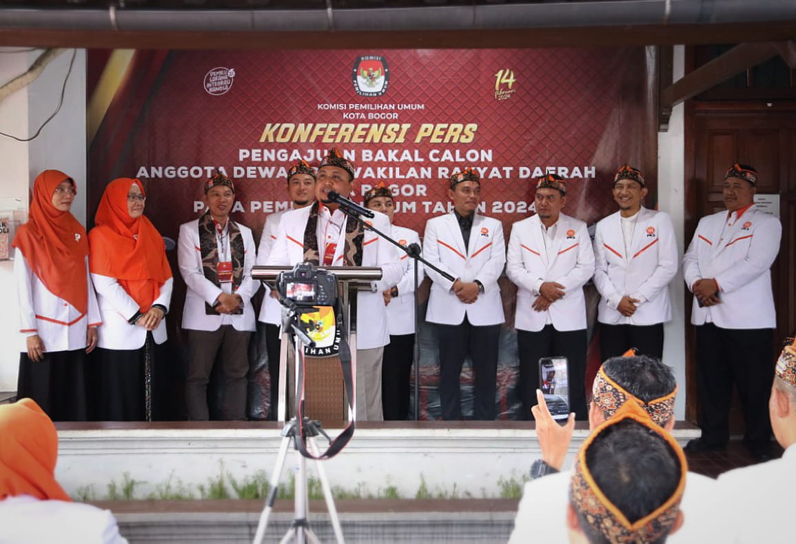 Jajaran pengurus DPD PKS Kota Bogor usai mendaftarkan 50 Bacalegnya di Kantor KPU Kota Bogor, Senin (8/5). (Yudha Prananda / Jabar Ekspres)