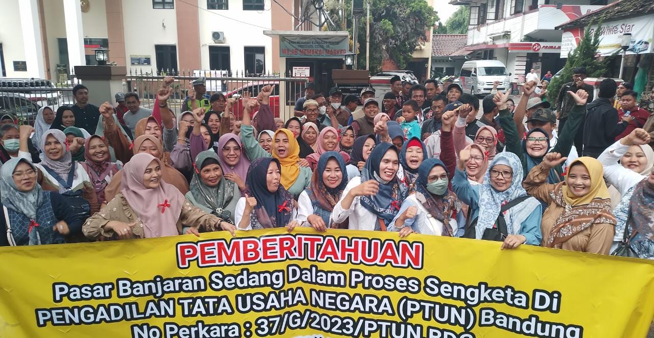 LAYANGKAN GUGATAN: Sejumlah pedagang Pasar Banjaran ketika mengawal kuasa hukum dalam proses ajukan gugatan ke Pengadilan Tata Usaha Bandung. (YANUAR/JABAR EKSPRES)