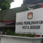 Plang Kantor KPU Kota Bogor di Jalan Senam No.12, Tanah Sereal, Kota Bogor. (YUDHA PRANANDA/JABAR EKSPRES)
