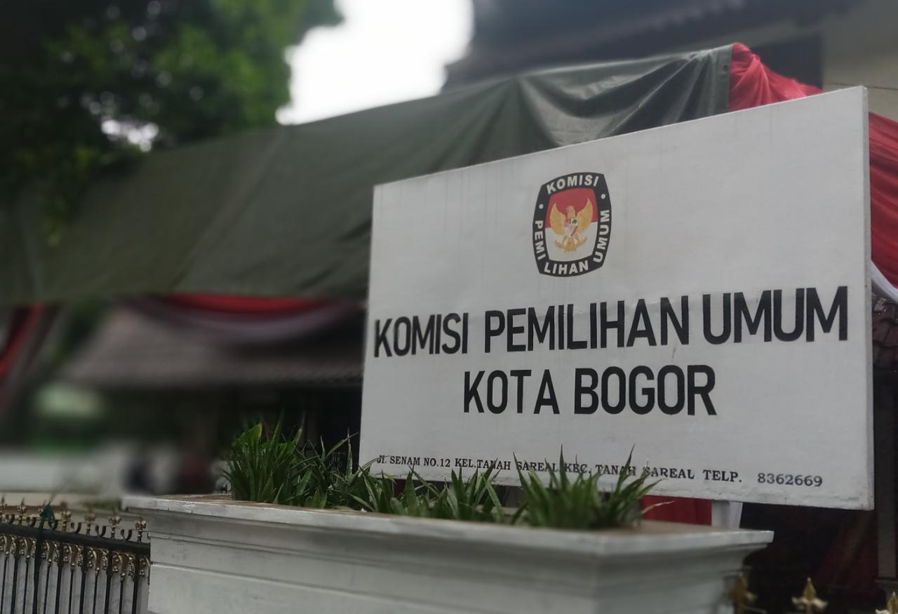 Plang Kantor KPU Kota Bogor di Jalan Senam No.12, Tanah Sereal, Kota Bogor. (YUDHA PRANANDA/JABAR EKSPRES)