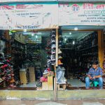 LESU: Pedagang sepatu di kawasan Cibaduyut, mengeluhkan penjualan yang kian menurun. (Pandu Muslim/Jabarekspres.id)