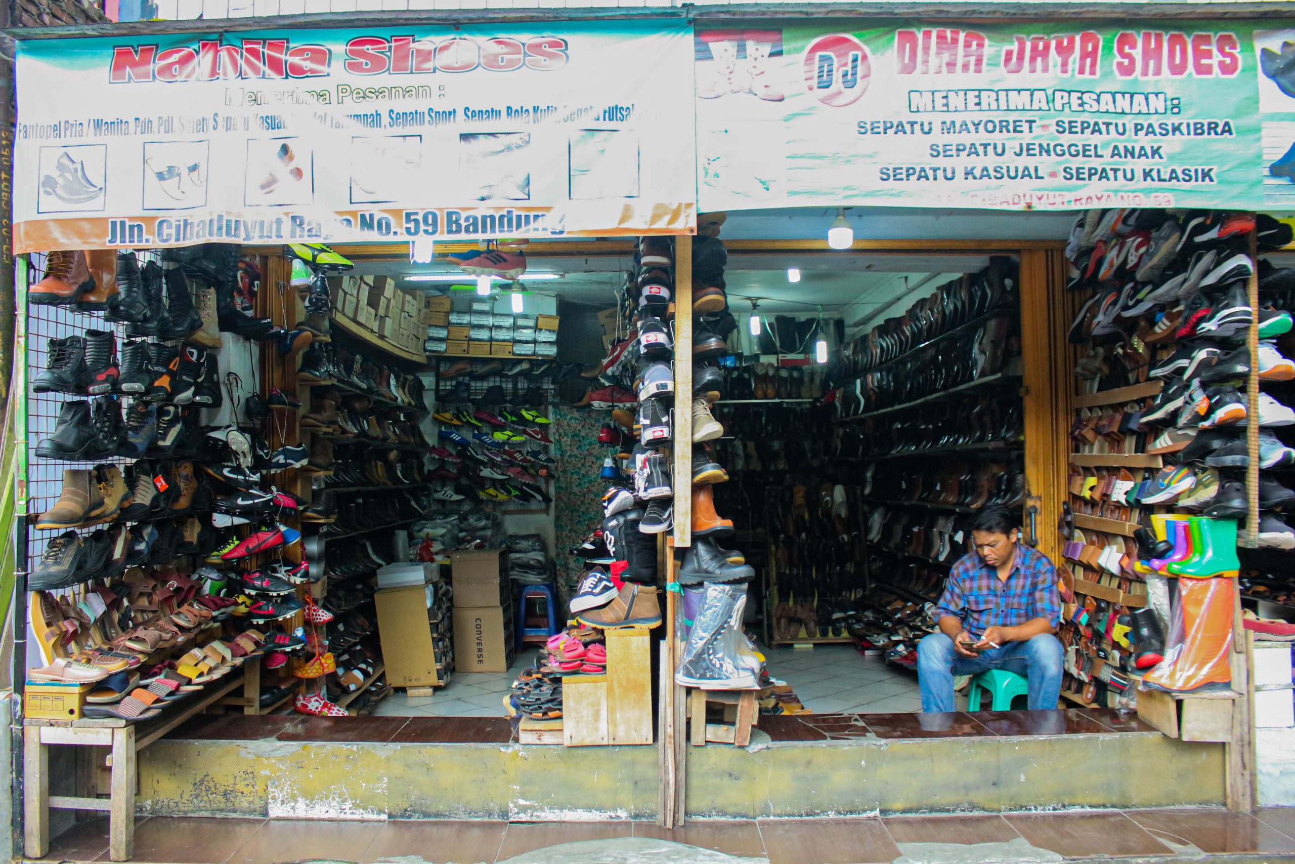 LESU: Pedagang sepatu di kawasan Cibaduyut, mengeluhkan penjualan yang kian menurun. (Pandu Muslim/Jabarekspres.id)