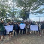 Pemuda yang tergabung dalam Rakyat Kota Cimahi Anti Korupsi, saat menggelar aksi deklarasi pernyataan sikap dan dukungan kepada Firli Bahuri, di Alun-alun Kota Cimahi, Jawa Barat, Senin 8 Mei 2023.