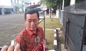 Pelaksana Harian (Plh) Wali Kota Bandung, Ema Sumarna usai penuhi panggilan KPK sebagai saksi kasus suap Bandung Smart City. (YANUAR/JABAR EKSPRES)