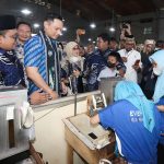 Ketua Umum Partai Demokrat Agus Harimurti Yudhoyono (AHY) saat mengunjungi para buruh.