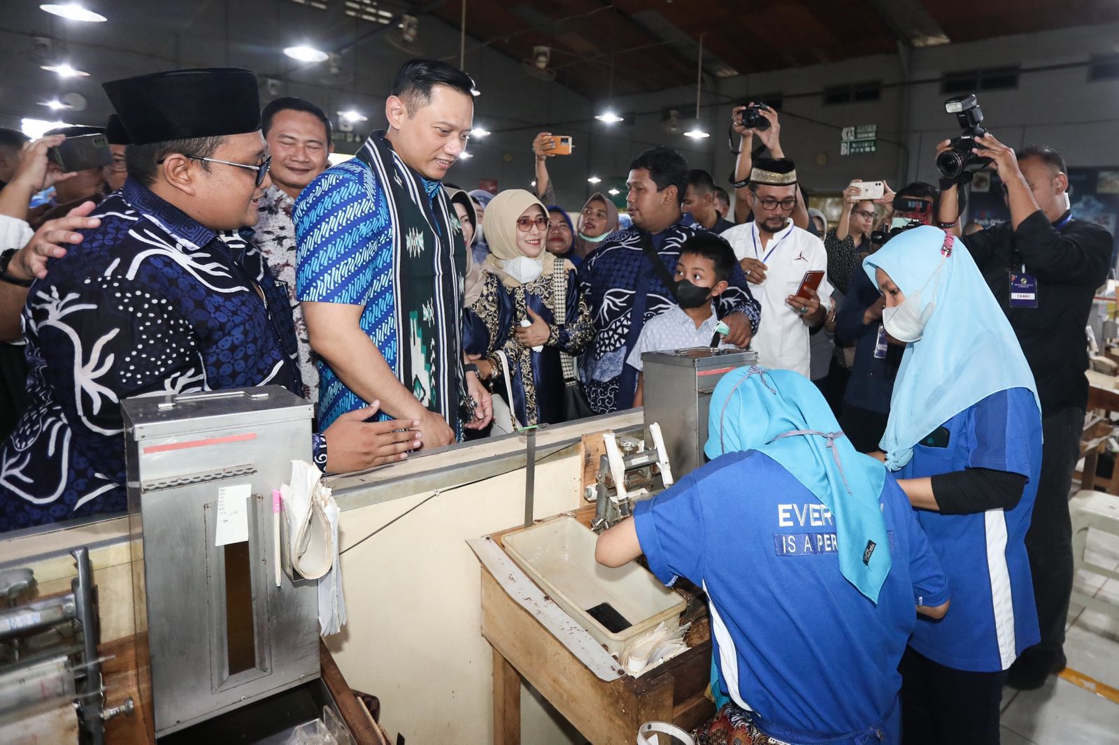 Ketua Umum Partai Demokrat Agus Harimurti Yudhoyono (AHY) saat mengunjungi para buruh.