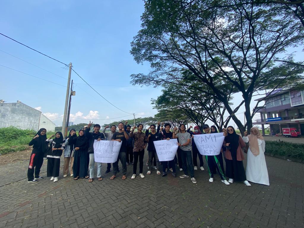 Aksi Pemuda Bandung dalam memberikan dukungan terhadap Firli Bahuri ini dilakukan di Taman Kota Bandung, Jawa Barat, Minggu 7 Mei 2023.
