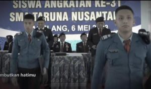 Tangkapan layar video TikTok momen kelulusan anak Ferdi Samdo di SMA Taruna Nusantara.