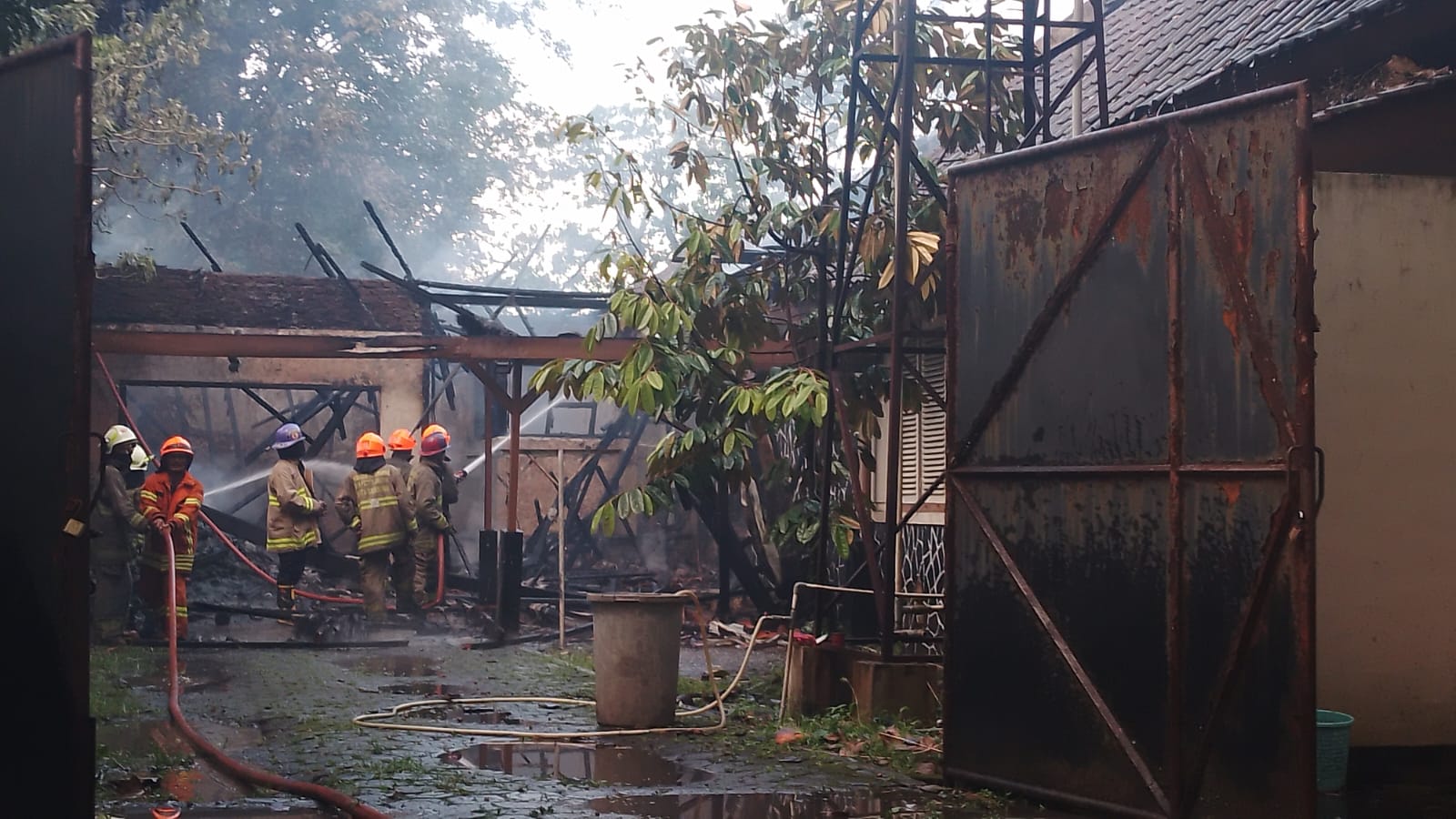 Petugas Diskar PB Kota Bandung tengah sibuk padamkan api yang menghanguskan bangunan rumah milik Dinas Perum Perhutani di Jalan Tasikmalaya, Kota Bandung. (YANUAR/JABAR EKSPRES)