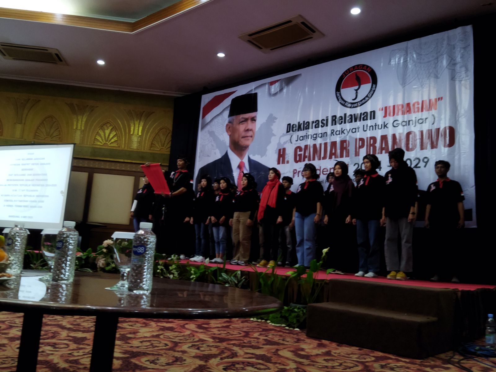 Elemen masyarakat yang tergabung dalam Jaringan Relawan untuk Ganjar (Juragan) mendeklarasikan diri untuk memenangkan Ganjar Pranowo sebagai Presiden RI 2024-2029, di Hotel Horison, Kota Bandung, Sabtu 6 Mei 2023.