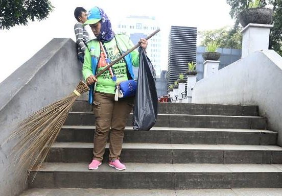 Adanya isu pemotongan gaji sopir truk pengangkut sampah membuat gerah Dinas Lingkungan Hidup dan Kebersihan (DLHK) Kota Bandung.