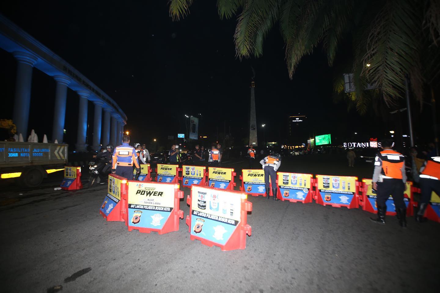 Adanya rencana pembangunan jembatan di Jalan Otista mengaharuskan ruas jalan yang ada di pusat Kota Bogor tersebut ditutup.