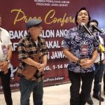 Alfiansyah alias Komeng memancing tawa ketika ikut meramaikan pendaftaran Bakal Calon DPD RI di KPU Jawa Barat.