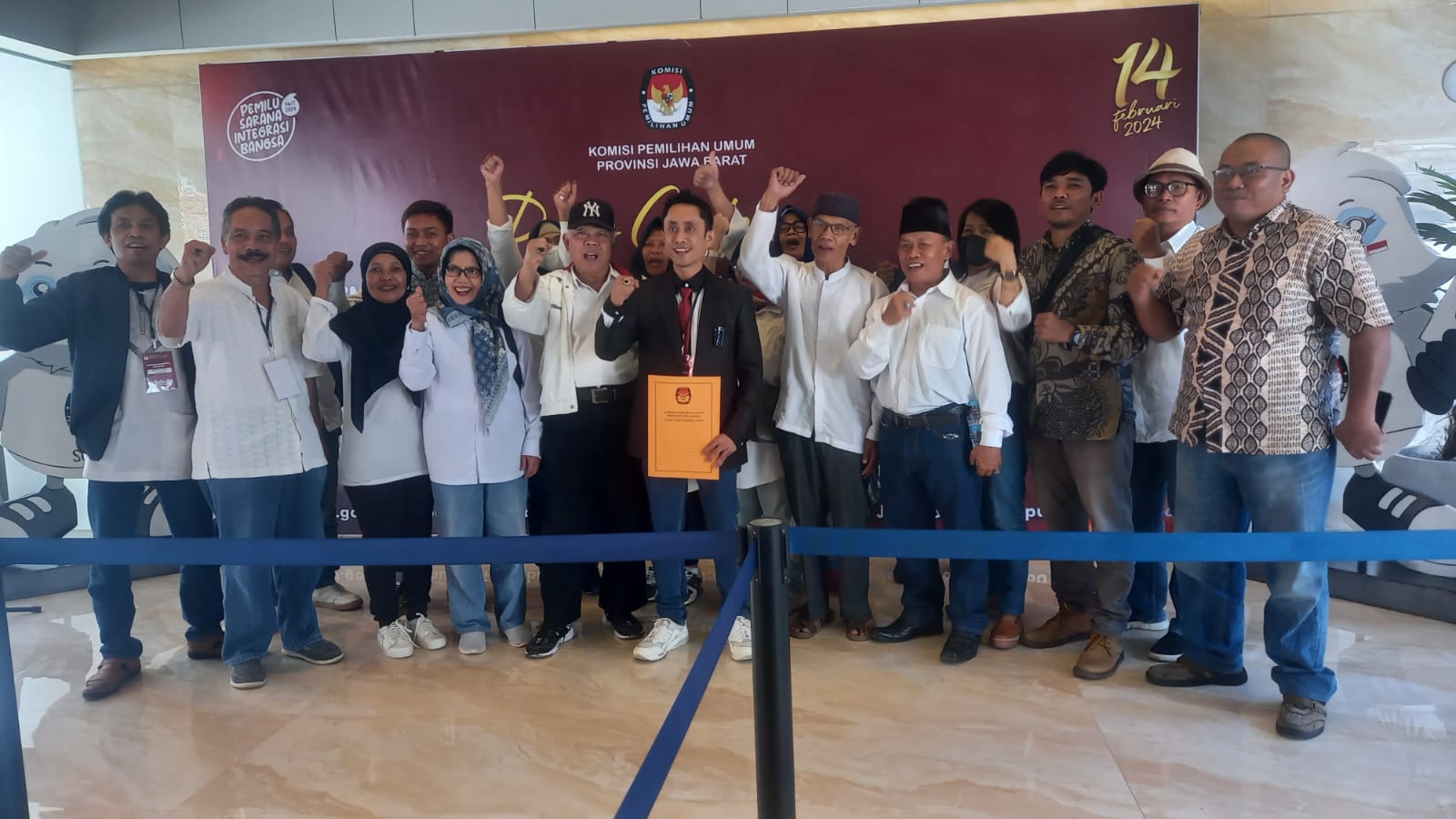 Biben Fikriana melakukan pendaftaran ke Komisi Pemilihan Umum (KPU) Jawa Barat (Jabar) untuk mencoba peruntungannya sebagai DPD RI.