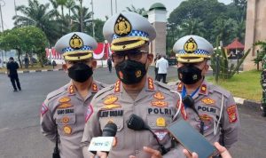 Dirlantas Polda Metro Jaya pastikan pelat dinas polisi yang digunakan pengemudi yang menodongkan senjata api ke sopir taxi online palsu. NTMC Polri.