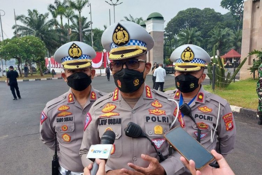 Dirlantas Polda Metro Jaya pastikan pelat dinas polisi yang digunakan pengemudi yang menodongkan senjata api ke sopir taxi online palsu. NTMC Polri.