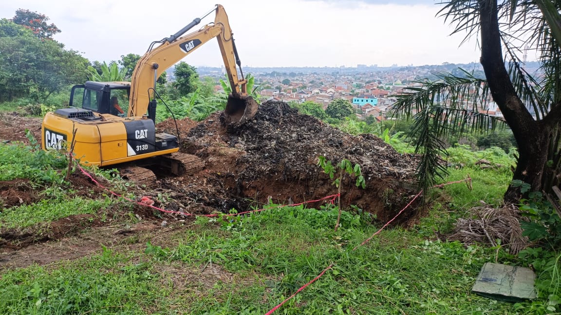 OLAH SAMPAH: Pemerintah Kota (Pemkot) Bandung mengaktivasi kembali eks-TPA Cicabe sebagai langkah darurat penanganan sampah di Kota Bandung dan sudah sekitar 500-600 ton sampah dipindahkan.