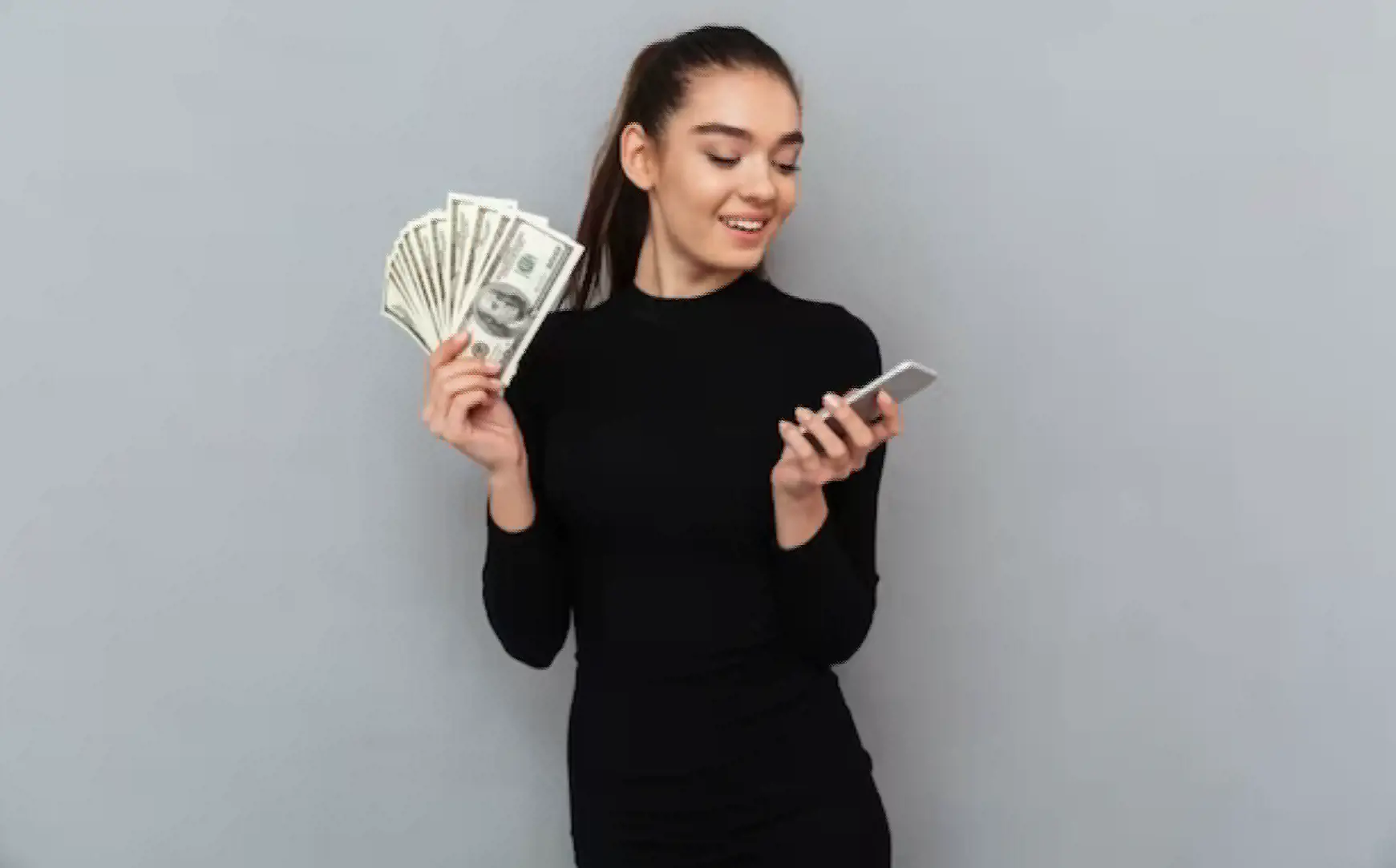 Девушка держит деньги рубли на темном фоне. Жена за деньги 2021
