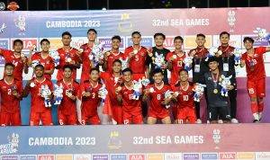 Terharu! Timnas Indonesia Juara SEA Games 2023, Lagu Indonesia Raya Berkumadan di National Olympic Stadium Kamboja